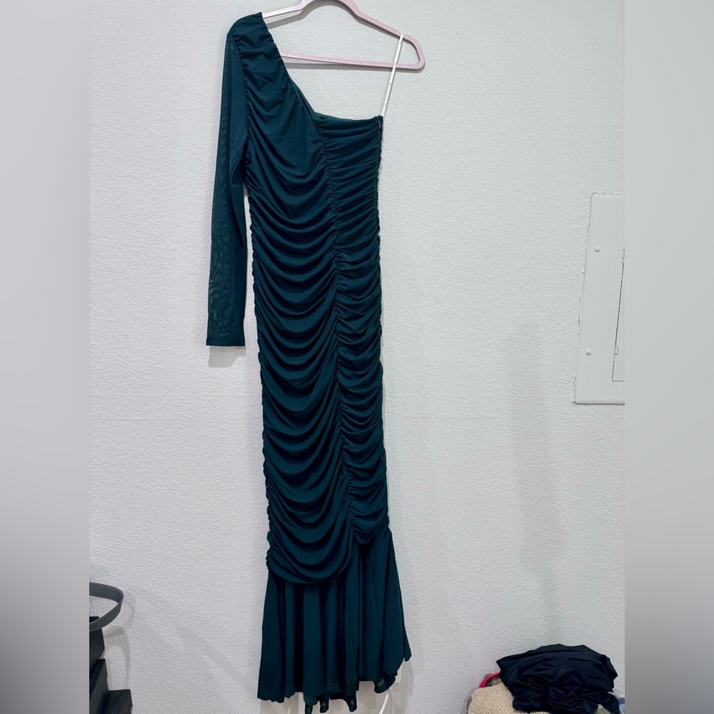Lulu’s Emerald Green Ruched One-Shoulder Maxi Mermaid Dress Formal Wedding Dance - Picture 3 of 6